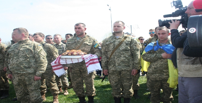 Дарниця хлібом-сіллю вітала бійців 12-го Київського батальйону територіальної оборони